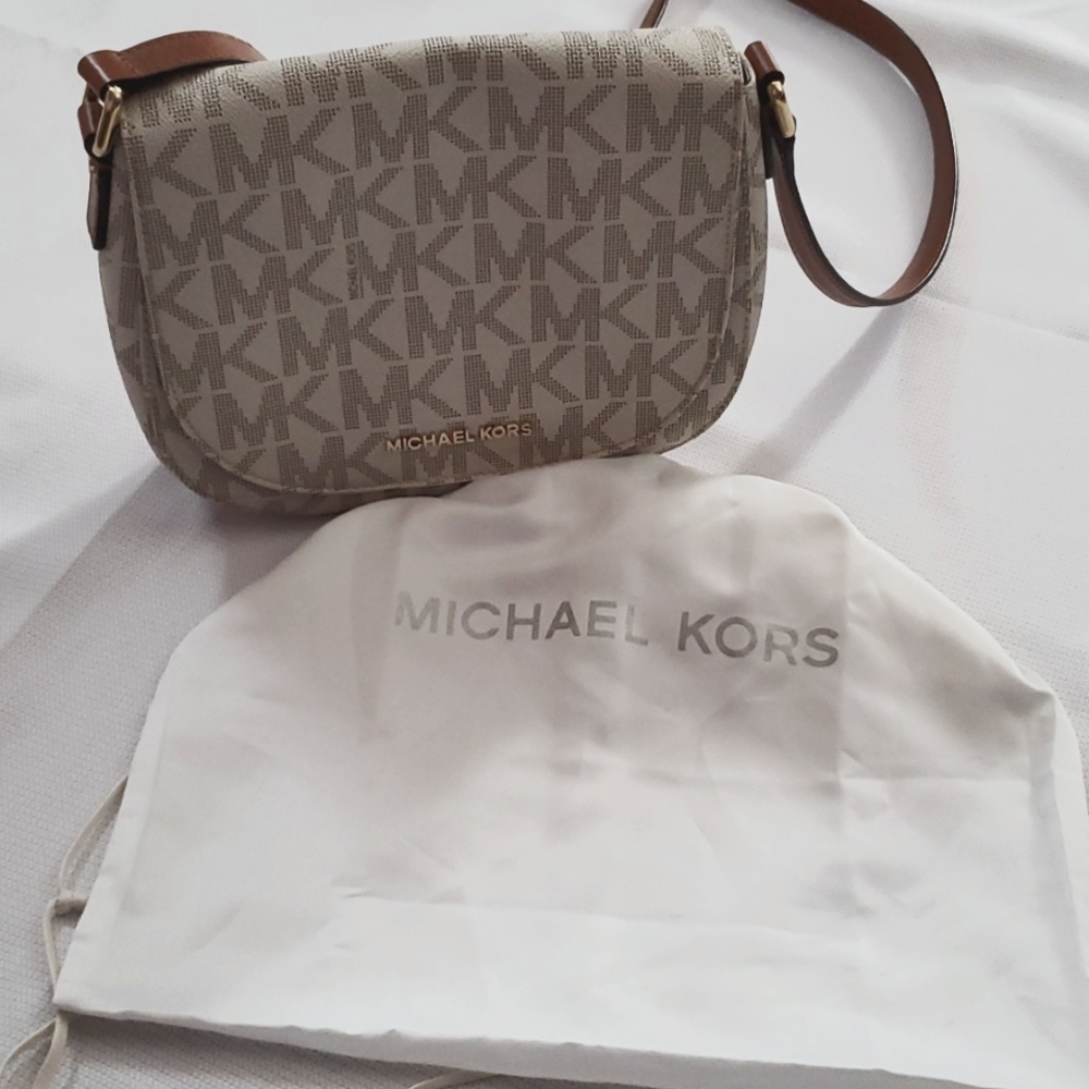Micheal Kors Jet Set Crossbody Purse